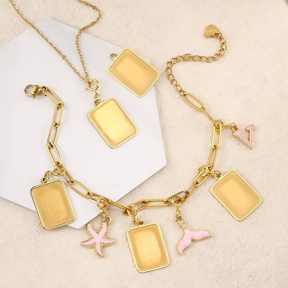 Collier pendentif drapeau lett - Men Accessories Photos avis et prix